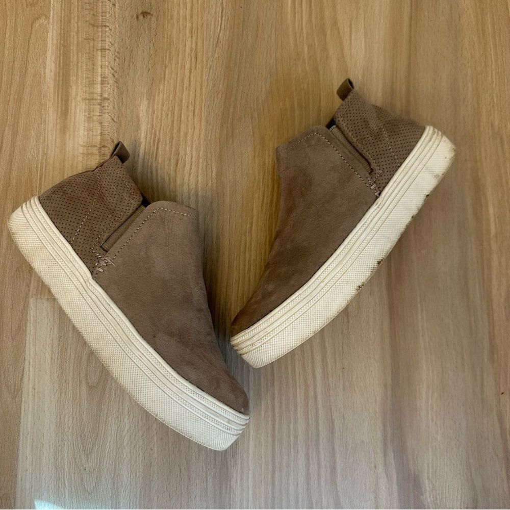 Universal Thread Slip On Shoes